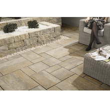 Terrasse mit Pflastersteinen, Steinmauer und Sitzgruppe