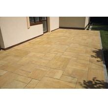 Terrasse mit Pflastersteinen vor einem Haus