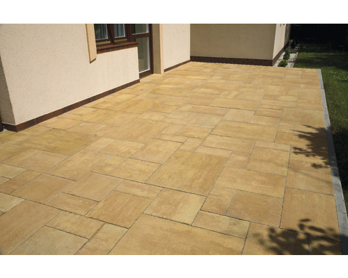 Terrasse mit Pflastersteinen vor einem Haus