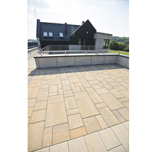 Terrasse mit Pflastersteinen vor einem Wohnhaus