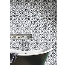 Badezimmer mit Mosaikwand, Badewanne und Armatur