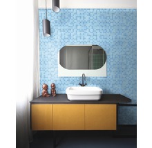 Badezimmer mit blauem Mosaik, Waschtisch mit Unterschrank, Spiegel und Beleuchtung