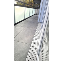 Balkon mit Fliesenboden und Entwässerungsrinne