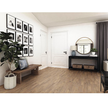 Flur mit Holzboden, Bank, Dekoration und Wandbildern