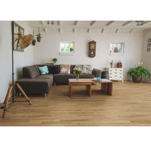 Wohnzimmer mit Sofa, Couchtisch, Stehlampe und Holzboden