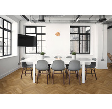 Heller Konferenzraum mit Tisch, Stühlen und Fenster