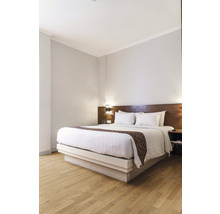 Schlafzimmer mit Doppelbett, Holzboden und Nachttischlampen.