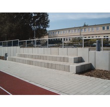 Betonstufen mit Geländer vor Gebäude