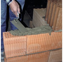 Mauerbau mit porosierten Ziegeln und einer Maurerkelle