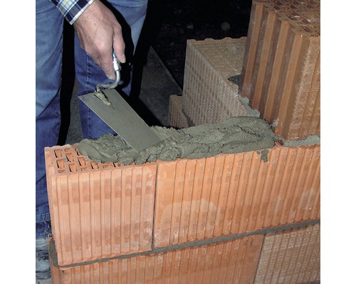 Mauerbau mit porosierten Ziegeln und einer Maurerkelle