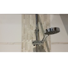 Duschstange mit Handbrause vor Badezimmerwand