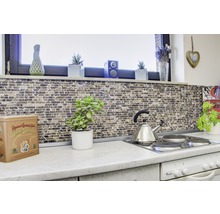 Küchenszene mit Mosaikfliesen und Dekorationsgegenständen auf der Arbeitsfläche