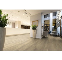 Heller Raum mit Bodenbelag in Holzoptik, Rezeption und Sitzecke