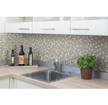 Küchenspüle mit Armatur, Mosaikfliesen, Küchenkräutern und Ölflaschen