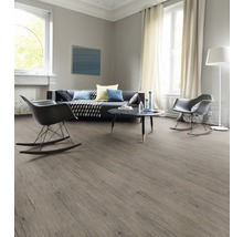 Wohnzimmer mit Laminatboden in Holzoptik, Sofa und Sesseln