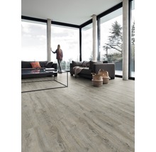 Heller Wohnraum mit großem Fenster, Sofas, Tisch und hellem Holzboden