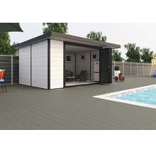 Gartenhaus mit offenem Falttürensystem neben einem Schwimmbecken