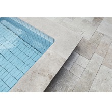 Detailansicht eines Schwimmbeckens mit Travertin-Umrandung und Travertin-Terrassenplatten