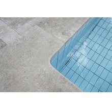 Detailansicht eines Pools mit Travertin-Umrandung