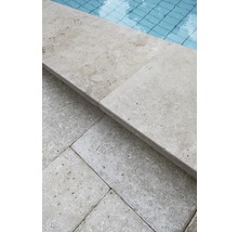 Nahaufnahme von Travertin Poolrandplatten