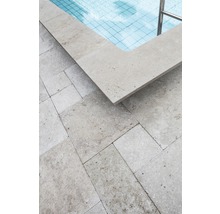 Detailansicht eines Pools mit Travertin Poolumrandung und Bodenplatten