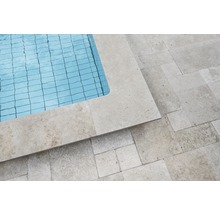 Detailansicht eines Pools mit Travertin-Umrandung und -Fliesen