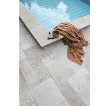 Szene mit Pool, Handtuch, Schale, Sonnenbrille und Duft