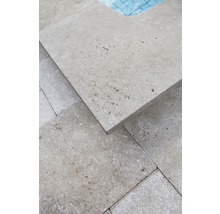 Nahaufnahme von Travertinplatten um einen Pool
