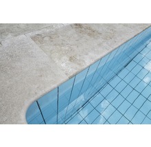 Detailansicht von Poolrandsteinen aus Naturstein