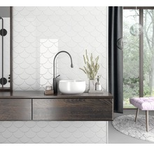 Badezimmer mit Waschbecken, Armatur, Spiegel und weißen Fliesen in Schuppenoptik