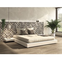 Schlafzimmer mit Bett, Nachttisch und Wandpaneelen aus Holz