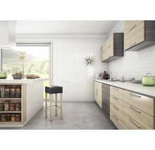 Küchenszene mit Küchenmöbeln, Barhocker und Dekoration