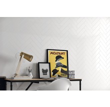 Helle Wandfliesen im Fischgrätmuster mit Schreibtisch, Lampe und Dekoration