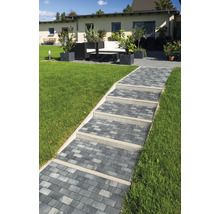 Gartenlandschaft mit gepflastertem Weg und Sitzgruppe