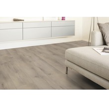 Heller Wohnraum mit Laminatboden in Holzoptik und modernem Sofa