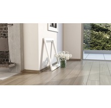 Heller Raum mit Holzfußboden, Bilderrahmen und Blumen in Vase