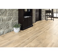 Heller Holzboden in einem Raum mit Steinwand, dunklem Holzschrank und Stuhl