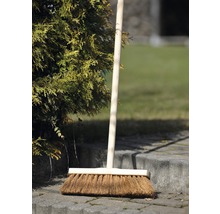 Kokosbesen mit Holzstiel für den Außenbereich