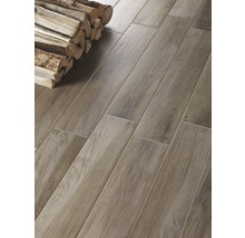 Verlegung von Bodenfliesen in Holzoptik mit Holzscheiten