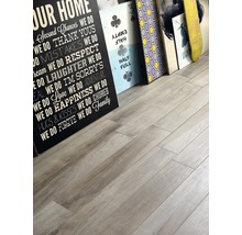 Heller Holzboden mit Dekoration