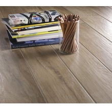 Dekorative Bodenfliesen in Holzoptik mit Bücherstapel und Stifthalter