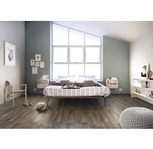 Helles Schlafzimmer mit Holzboden, Bett, Fenster und Möbeln