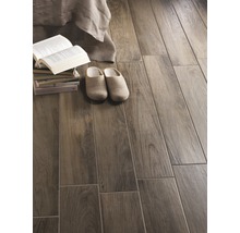 Bodenfliesen in Holzoptik mit Hausschuhen und Büchern