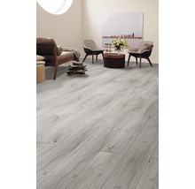 Heller Wohnraum mit Laminatboden in Holzoptik, Sofa, Sesseln und Dekoration