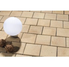 Rechteckige Pflastersteine mit Kugel Leuchte und Dekokugeln