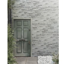 Außenansicht mit dekorativer Wandverkleidung in Steinoptik und Haustür