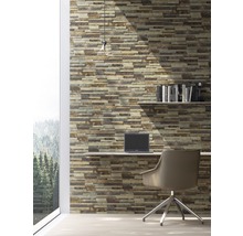 Büro mit einer Wand aus horizontalen Natursteinriemchen, Schreibtisch und Bürostuhl