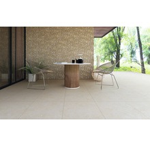 Terrasse mit keramischen Bodenfliesen, Tisch und Stühlen im Aussenbereich.