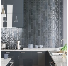 Moderne Küche mit grauen Schrankfronten, Arbeitsplatte aus Stein und Wandfliesen