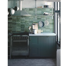 Küchenszene mit Herd, Dunstabzugshaube, Regalen und Küchenutensilien